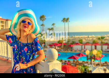 Vacances d'été en Californie. Vie Happy woman in hat touristiques bénéficiant à Coronado Island, San Diego. Vue aérienne de la piscine et palm Banque D'Images