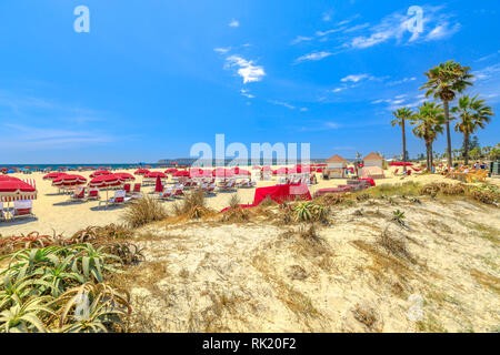 Parasols et chaises longues rouge à Coronado plage centrale le long d'Ocean Boulevard. Dunes de sable et de palmiers sur l'océan Pacifique, Coronado Island, San Banque D'Images