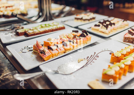 Assortiment de desserts frais affichés dans l'hôtel buffet. Variété de gâteaux en cantine prêt pour le dîner. All inclusive Banque D'Images