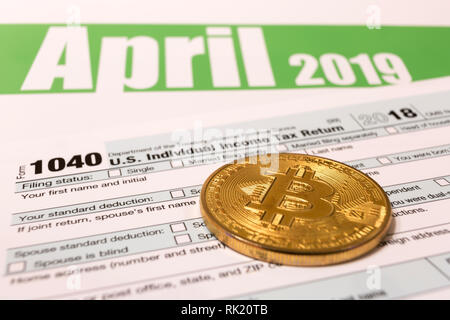 Avec Bitcoin 1040 Formulaire de déclaration de revenus pour 2018 montrant tax day pour le dépôt le 15 avril Banque D'Images