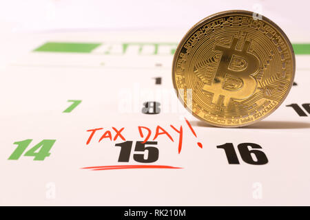 2019 Bitcoin et calendrier avec 1040 Formulaire de déclaration de revenus pour 2018 montrant tax day pour le dépôt le 15 avril Banque D'Images