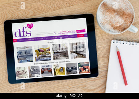 Le site web de la dsv dispose sur un iPad tablet device qui repose sur une table en bois à côté d'un bloc-notes (usage éditorial uniquement). Banque D'Images