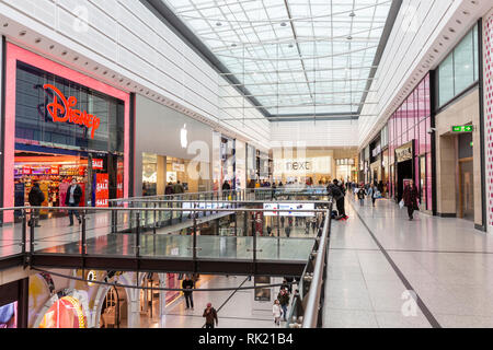 Intérieur du centre commercial Manchester arndale avec magasin Disney et magasin Next, Manchester, Angleterre Banque D'Images