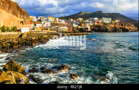Beau Puerto de Sardina village,avec vue sur la mer, maisons et montagnes,Gran Canaria, Espagne. Banque D'Images