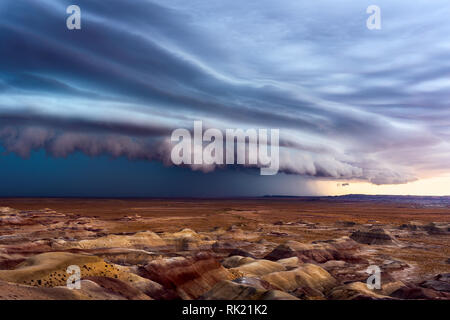 Le nuage de plateau (arcus) mène une tempête dans le désert peint près de Winslow, en Arizona Banque D'Images