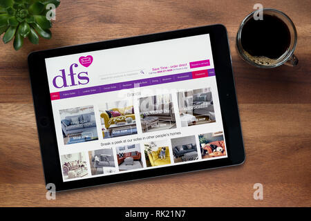 Le site internet de la dsv est vu sur une tablette iPad, sur une table en bois avec une machine à expresso et d'une plante (usage éditorial uniquement). Banque D'Images