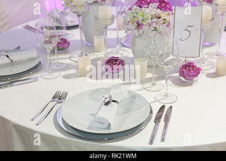 Set de table pour une partie de l'événement ou réception de mariage, le dîner de luxe table élégante Banque D'Images