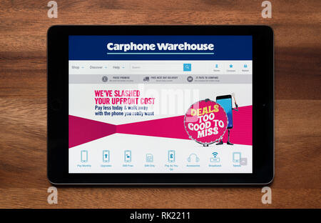 Le site internet de Carphone Warehouse est vu sur un iPad tablet, qui repose sur une table en bois (usage éditorial uniquement). Banque D'Images