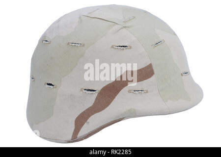 US Army camouflage kevlar casque avec couvrir isolé sur fond blanc Banque D'Images