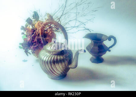 Vase Antique pweter pitcher, pots, fleurs sèches. Banque D'Images