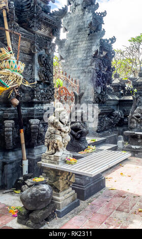 Dwarapala bedogol statue gardien à l'entrée du temple hindou Pure Jimbaran, Bali Indonésie. Banque D'Images