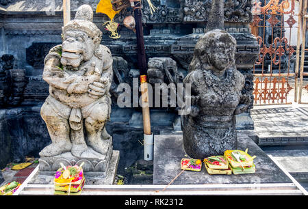 Dwarapala bedogol statue gardien à l'entrée du temple hindou Pure Jimbaran, Bali Indonésie. Banque D'Images