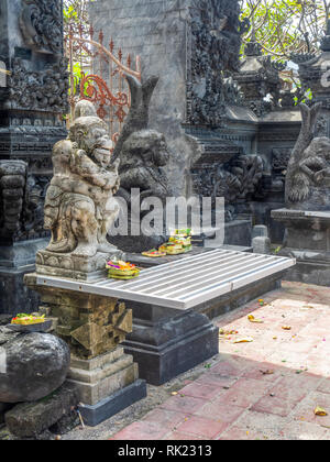 Dwarapala bedogol statue gardien à l'entrée du temple hindou Pure Jimbaran, Bali Indonésie. Banque D'Images