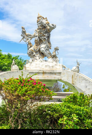 Statue dans un jardin de temple d'Uluwatu, Bali Indonésie composé. Banque D'Images