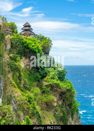 Une pagode du temple Uluwatu perché sur les falaises de la péninsule de Bukit Bali, Indonésie. Banque D'Images