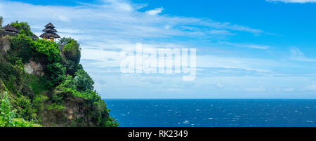 Une pagode du temple Uluwatu perché sur les falaises de la péninsule de Bukit Bali, Indonésie. Banque D'Images