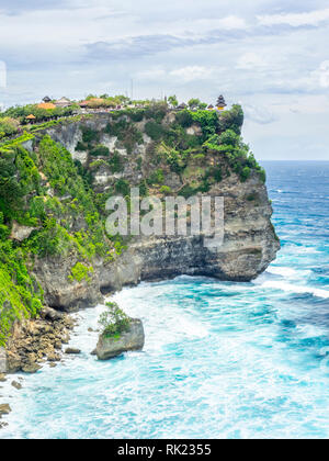 Une pagode du temple Uluwatu perché sur les falaises de la péninsule de Bukit Bali, Indonésie. Banque D'Images