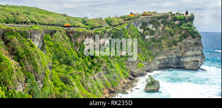 Une pagode du temple Uluwatu perché sur les falaises de la péninsule de Bukit Bali, Indonésie. Banque D'Images