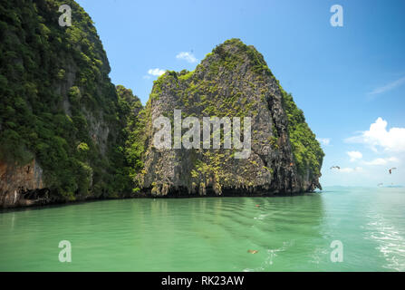 Les côtes de la Thaïlande, des falaises avec des forêts et des baies de la mer. Banque D'Images