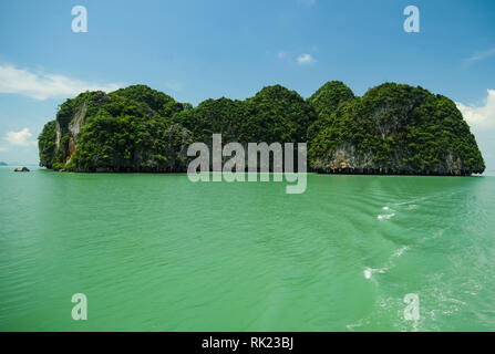 Les côtes de la Thaïlande, des falaises avec des forêts et des baies de la mer. Banque D'Images