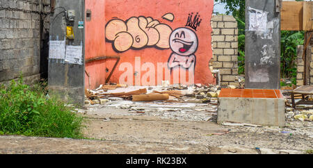 Graffiti sur un mur dans un bâtiment abandonné à Jimbaran, Bali Indonésie. Banque D'Images