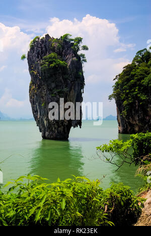 Les côtes de la Thaïlande, des falaises avec des forêts et des baies de la mer. Banque D'Images