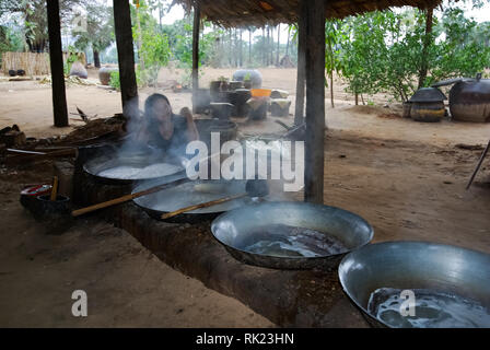 Bangkok, Thaïlande - 24 août 2018 : la cuisson dans les bassins sur le feu à un marché dans un village thaïlandais. Banque D'Images