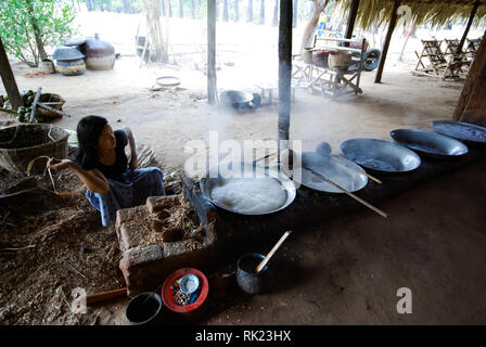 Bangkok, Thaïlande - 24 août 2018 : la cuisson dans les bassins sur le feu à un marché dans un village thaïlandais. Banque D'Images