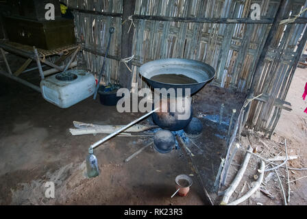 Dans les bassins de cuisson sur le feu à un marché dans un village thaïlandais. Banque D'Images