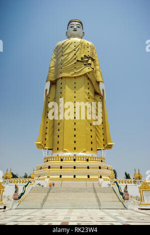 MANDALAY, MYANMAR - 14 juin 2015 : grande statue Bouddha Doré, lieu de pèlerinage pour les croyants Banque D'Images