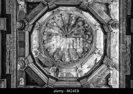 Pavagadh Champaner , , Gujarat , India-December 07, 2014-l'intérieur du dôme de Jama Masjid. Banque D'Images