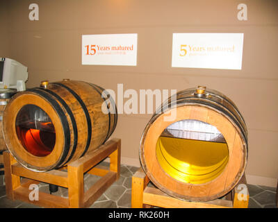 Yoichi, Japon - Feb 4, 2015. Whisky Nikka, winery au Japon à yoichi, pièces de stockage de vin et de whisky, whiskey vente du luxe et du vin. Banque D'Images