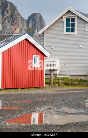 Les pêcheurs traditionnels en bois de cabines, Svolvær, comté de Nordland, îles Lofoten, Norvège Banque D'Images