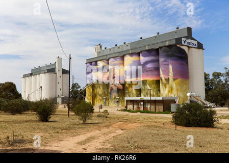 Art mural Silo peint sur le côté du silo de grain à Kimba Eyre péninsule Sud de l'Australie Banque D'Images