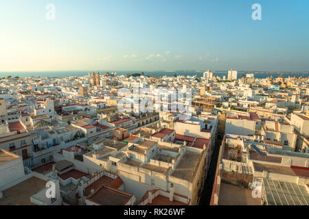 Les bâtiments de la vieille ville et les toits vu de Torre Tavira, célèbre dans la région de watchout Cádiz, Andalousie, Espagne Banque D'Images