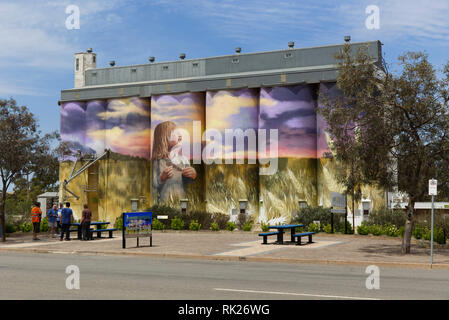 Art mural Silo peint sur le côté du silo de grain à Kimba Eyre péninsule Sud de l'Australie Banque D'Images