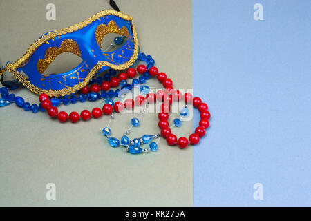 Masque de carnaval bleu et de perles sur fond bleu et vert Banque D'Images