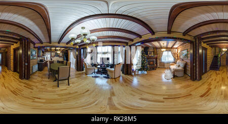 Vue panoramique à 360° de Minsk, Belarus - Décembre 2017 : panorama sphérique complet 360 degrés sans couture d'angle de vue de l'intérieur du hall rustique en bois maison equirec dans