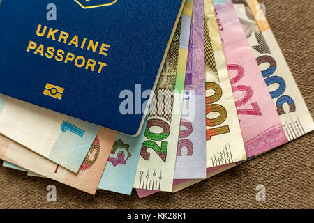 Passeport ukrainien et de l'argent, l'Ukrainien hryvna billets factures à copie espace arrière-plan, Vue de dessus. Problèmes de finances et de voyage concept. Banque D'Images