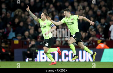 Sharp's Billy Sheffield United (à gauche) célèbre marquant son but premier du côté du jeu au cours de la Sky Bet Championship match à Villa Park, Birmingham. Banque D'Images