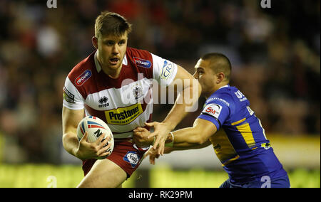 Wigan Warriors Joe Greenwood est abordé par Leeds Rhinos Tui Lolohea pendant le match de championnat Super Betfred au DW Stadium, Wigan. Banque D'Images