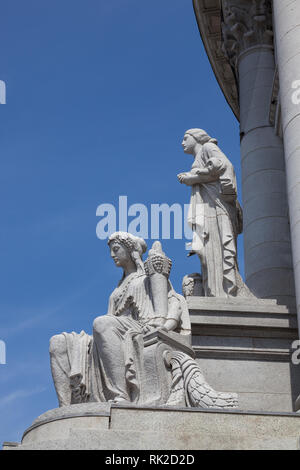 MADISON, WISCONSIN - 10 mai 2014 : Statues créé par Karl Bitter ornent l'extérieur de l'édifice de la capitale à Madison, WI le 10 mai 2014. Banque D'Images