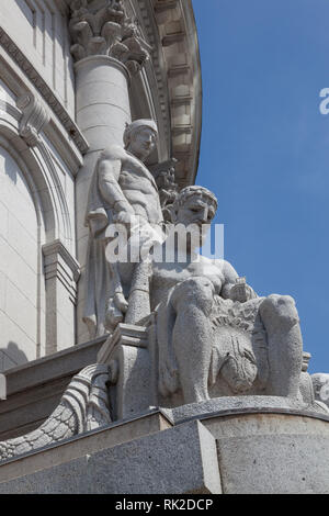 MADISON, WISCONSIN - 10 mai 2014 : Statues créé par Karl Bitter ornent l'extérieur de l'édifice de la capitale à Madison, WI le 10 mai 2014. Banque D'Images