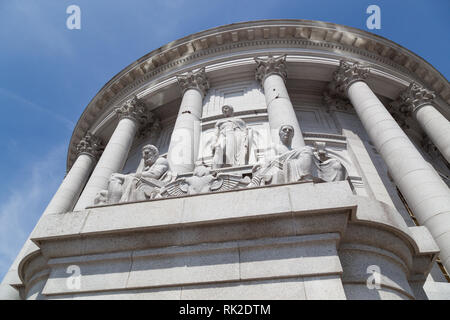 MADISON, WISCONSIN - 10 mai 2014 : Statues créé par Karl Bitter ornent l'extérieur de l'édifice de la capitale à Madison, WI le 10 mai 2014. Banque D'Images