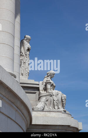 MADISON, WISCONSIN - 10 mai 2014 : Statues créé par Karl Bitter ornent l'extérieur de l'édifice de la capitale à Madison, WI le 10 mai 2014. Banque D'Images