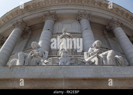 MADISON, WISCONSIN - 10 mai 2014 : Statues créé par Karl Bitter ornent l'extérieur de l'édifice de la capitale à Madison, WI le 10 mai 2014. Banque D'Images