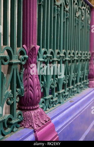 Vue détaillée de la ferronnerie forgé colorés à Smithfield marché de la viande et de la volaille dans la ville de Londres, Royaume-Uni. Banque D'Images