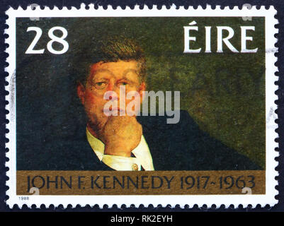 Irlande - circa 1988 : timbre imprimé dans l'Irlande montre John F. Kennedy, Portrait par James Wyeth, 35e Président des Etats-Unis 1961-1963, vers 1988 Banque D'Images