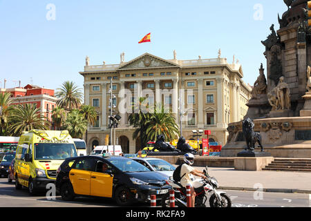 Barcelone, Espagne - 13 juillet 2018 : le trafic des voitures dans Portal de la Paz square avec Base militaire de Barcelone sur l'arrière-plan Banque D'Images