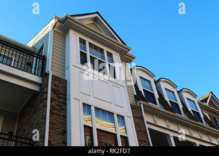 Maison moderne façades de la journée ensoleillée, un faible angle de prise de vue. Virginie, USA Banque D'Images